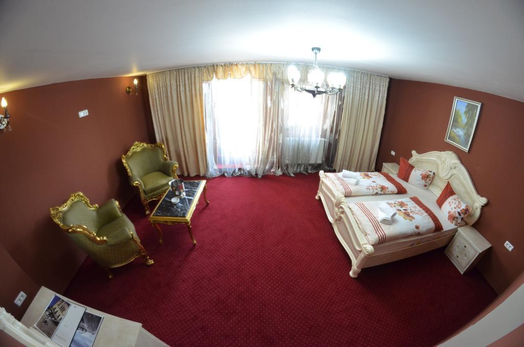 Le Baron Hotel 2*
